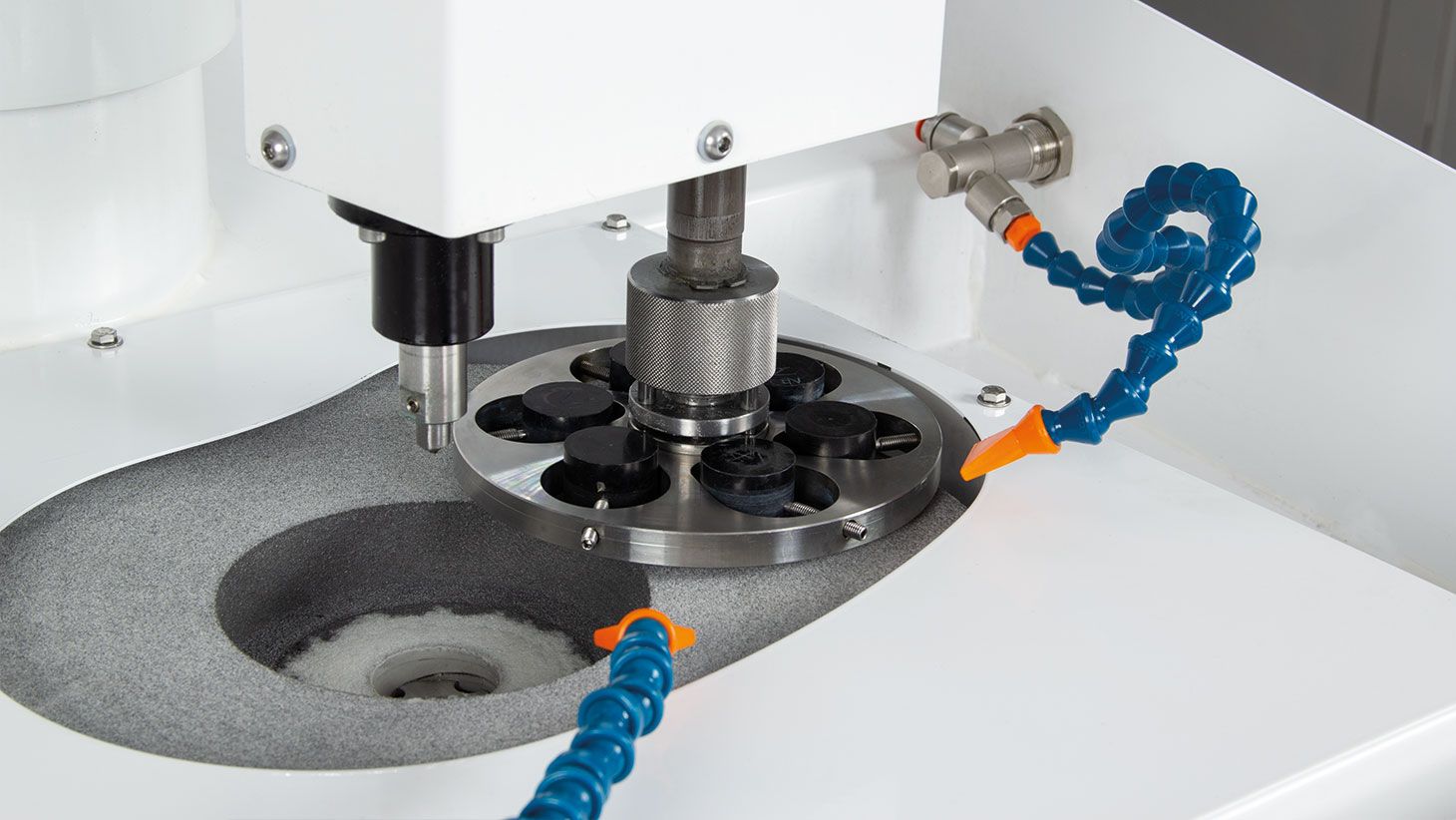 Prépolissage d’échantillons enrobés, montés sur porte-échantillon à pression centrale